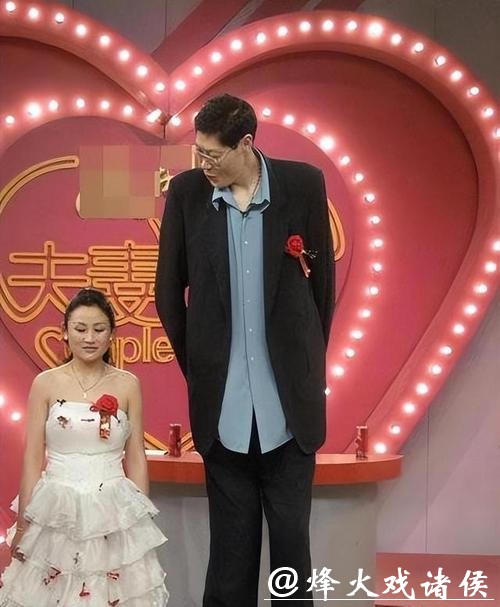 2.42米巨人娶1.6米妻子,婚后20年无子嗣,妻子:生活很不方便 2.42米巨人娶1.6米妻子,婚后20年无子嗣,妻子:生活很不方便